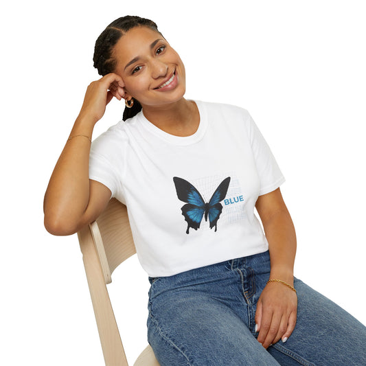Camiseta unisex de estilo suave con mariposa azul: ropa informal inspirada en la naturaleza