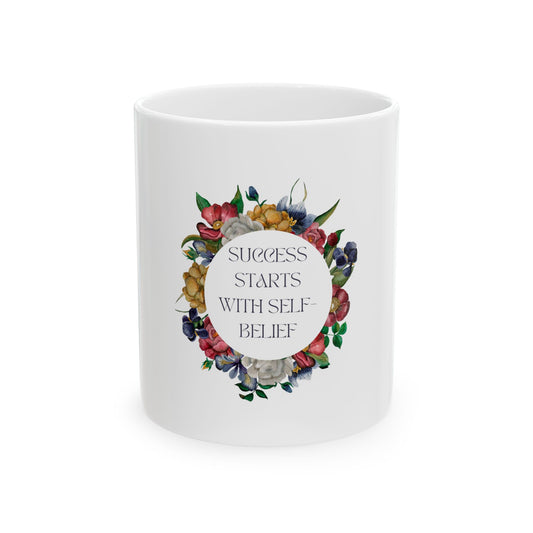 Taza de cerámica con motivos florales inspiradores: "El éxito comienza con la confianza en uno mismo"