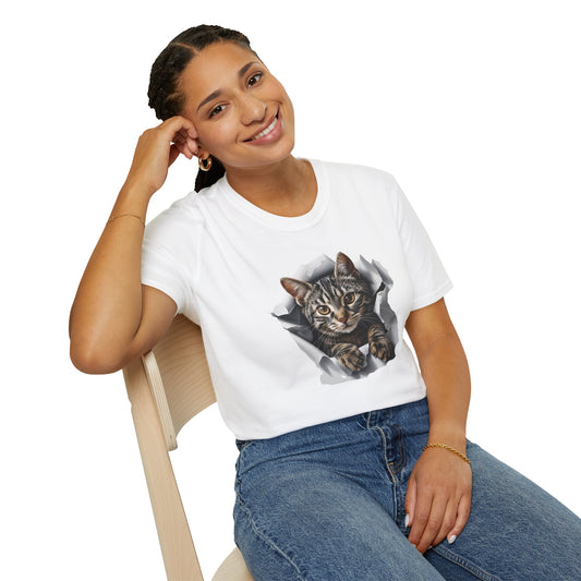 Camiseta unisex con un lindo gato atravesando una pared